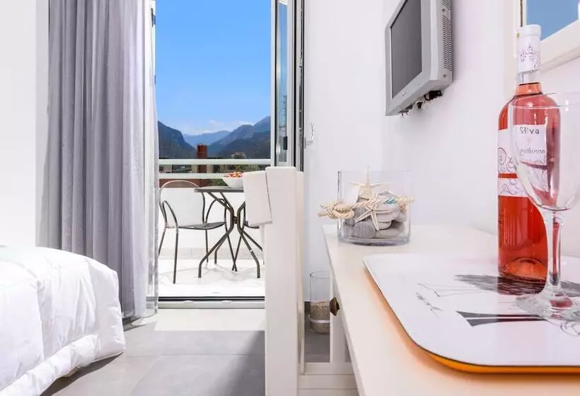 استودیوی سوپریور, Angela Studios Apartments
