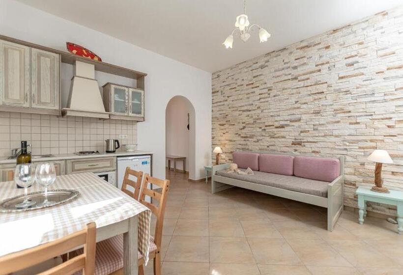 شقة غرفة واحدة, Annita's Village