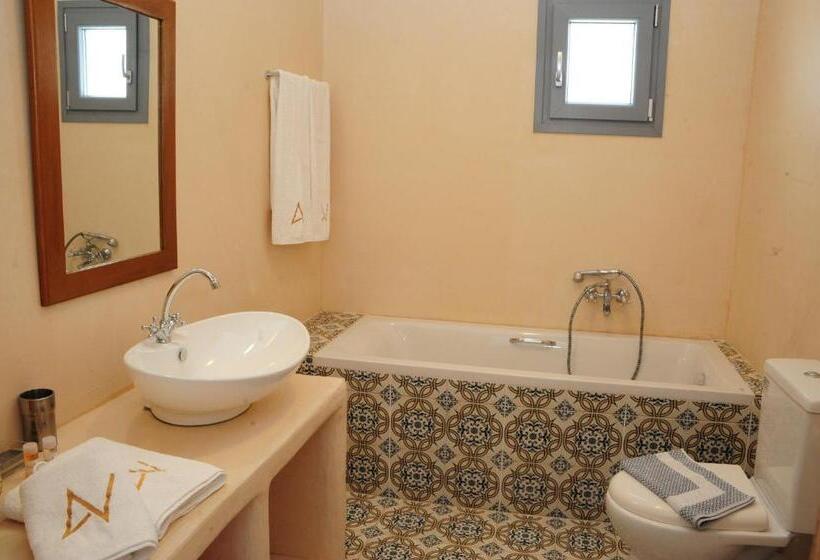 شقة غرفة واحدة, Annita's Village