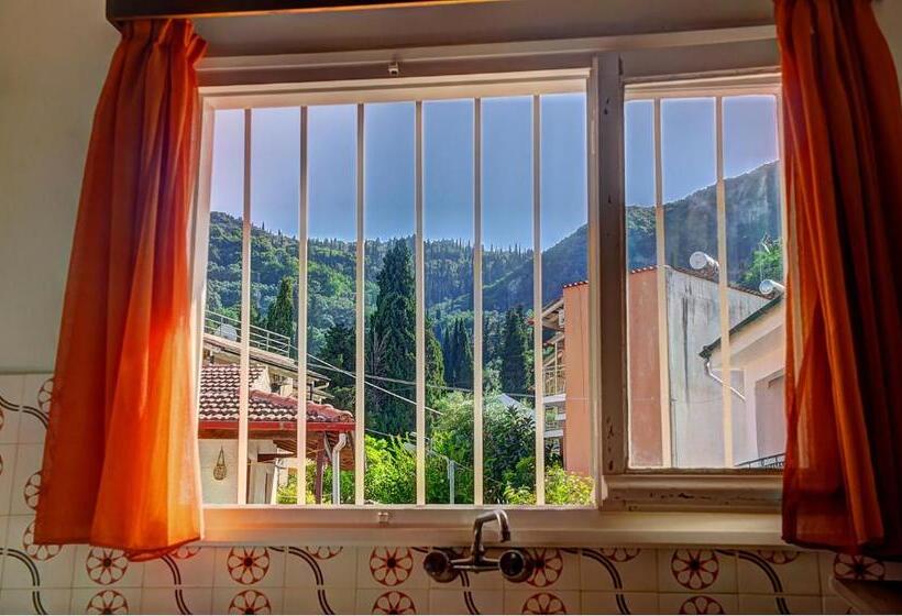 דירת שני חדרים, Benitses Arches