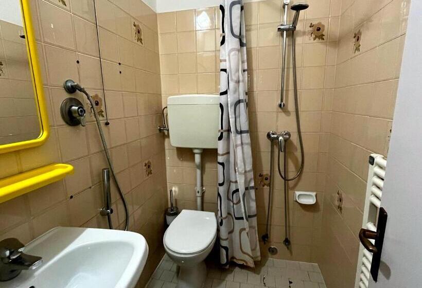 Háromszemélyes Basic Szoba, Marzia Con Piscina