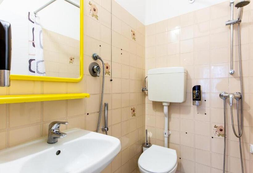 Háromszemélyes Basic Szoba, Marzia Con Piscina