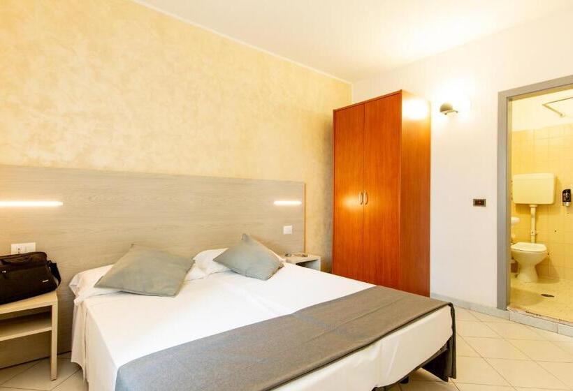 Háromszemélyes Basic Szoba, Marzia Con Piscina