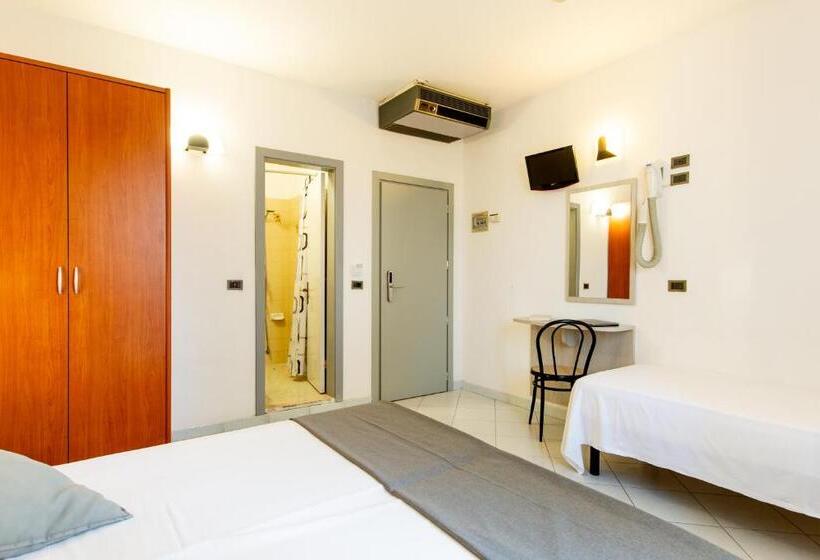 Háromszemélyes Basic Szoba, Marzia Con Piscina