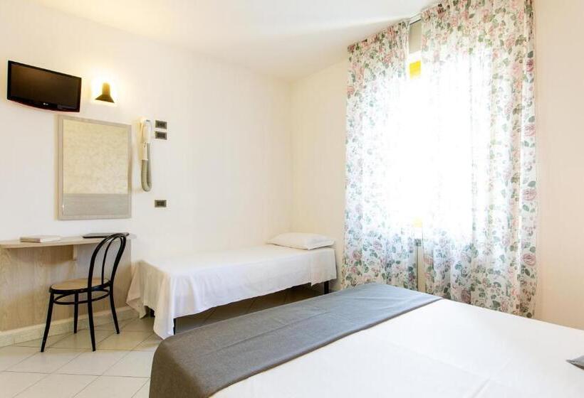 Háromszemélyes Basic Szoba, Marzia Con Piscina