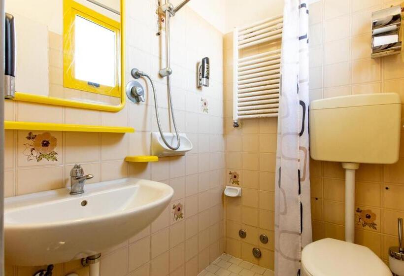 Economy Szoba, Marzia Con Piscina