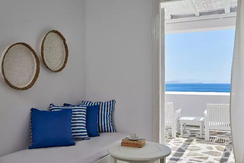 سوییت با چشم‌انداز دریا, Mr. And Mrs. White Tinos