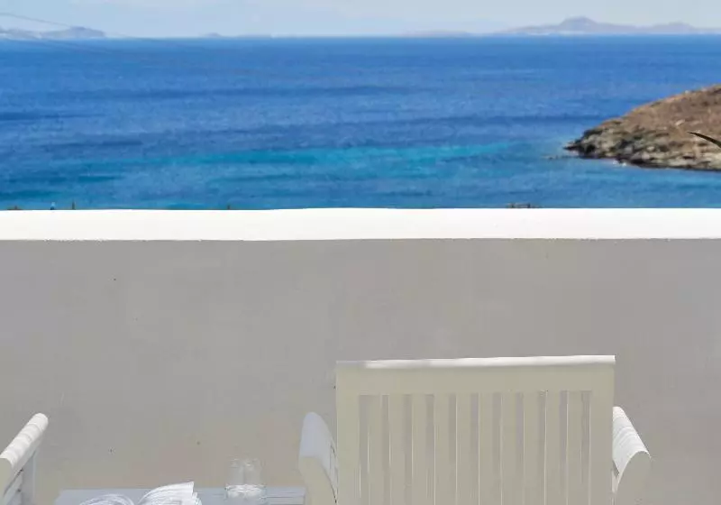 سوییت با چشم‌انداز دریا, Mr. And Mrs. White Tinos