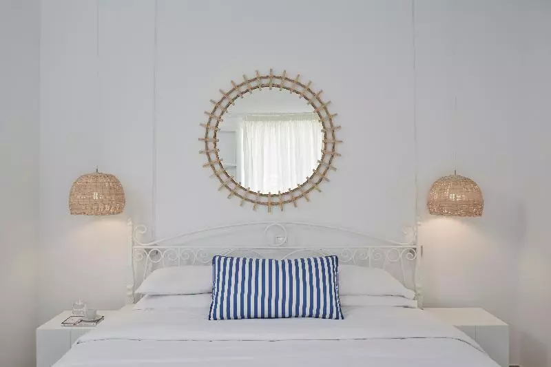 اتاق اکونومی, Mr. And Mrs. White Tinos