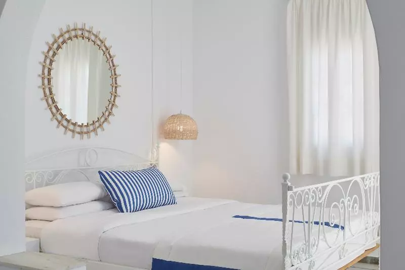 اتاق اکونومی, Mr. And Mrs. White Tinos