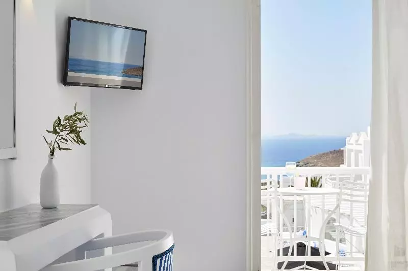اتاق سوپریور با چشم‌انداز دریا, Mr. And Mrs. White Tinos