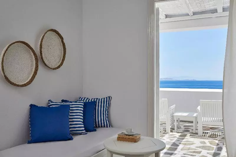 سوییت جونیور با چشم‌انداز دریا, Mr. And Mrs. White Tinos