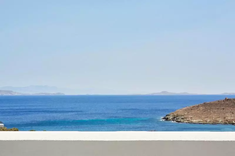 سوییت جونیور با چشم‌انداز دریا, Mr. And Mrs. White Tinos