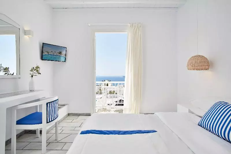 سوییت جونیور با چشم‌انداز دریا, Mr. And Mrs. White Tinos