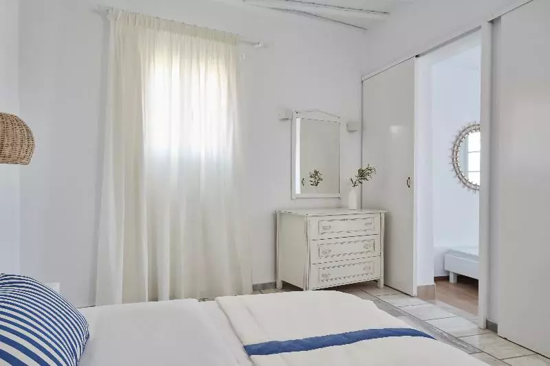 سوییت جونیور با چشم‌انداز دریا, Mr. And Mrs. White Tinos