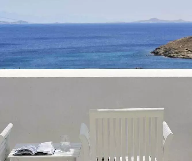 اتاق سوپریور با چشم‌انداز دریا, Mr. And Mrs. White Tinos