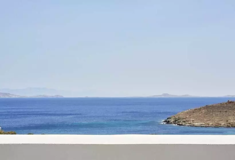 اتاق سوپریور با چشم‌انداز دریا, Mr. And Mrs. White Tinos