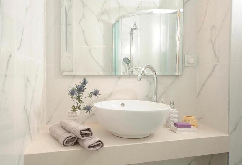 스탠다드 스튜디오, Mythos Suites Boutique