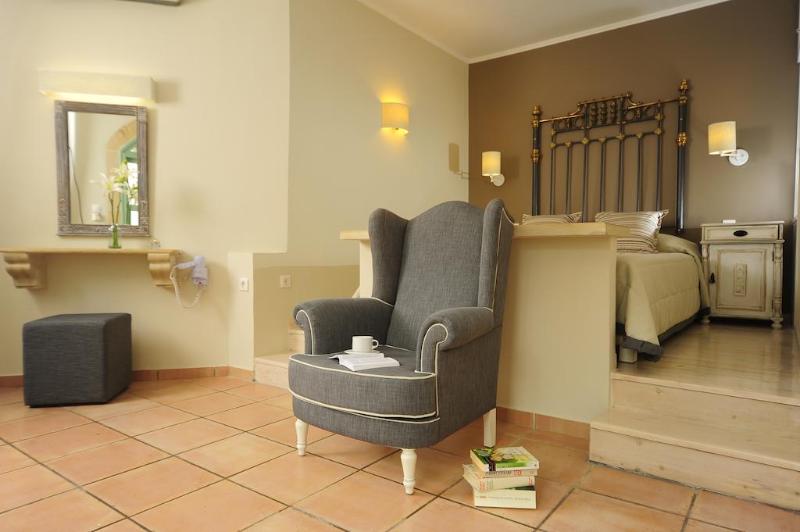 스탠다드 스튜디오, Mythos Suites Boutique