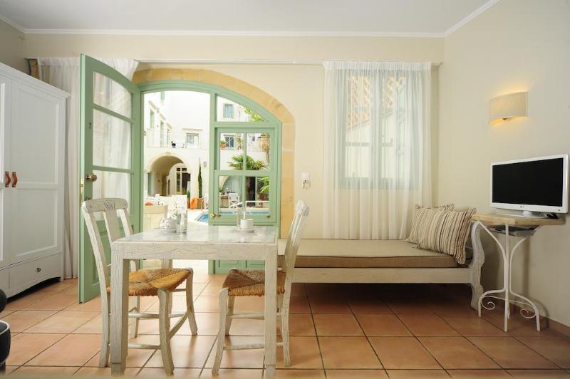 스탠다드 스튜디오, Mythos Suites Boutique