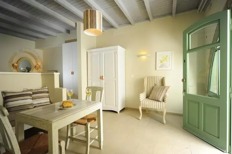 スタンダードスタジオ, Mythos Suites Boutique