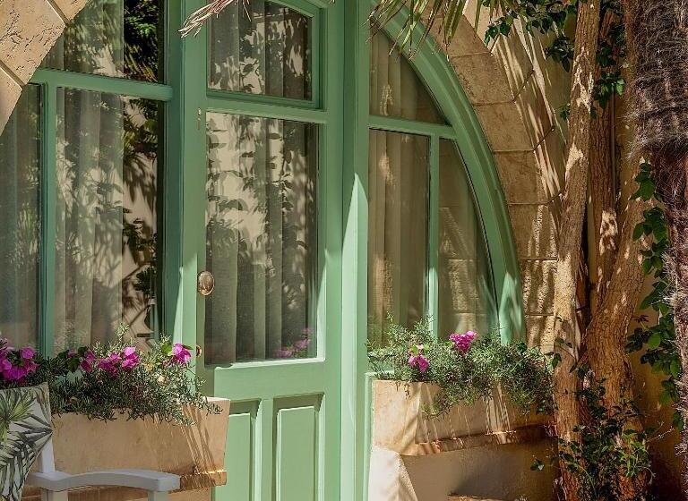 스탠다드 스튜디오, Mythos Suites Boutique