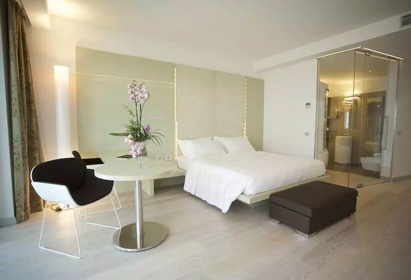 اتاق اجرایی با چشمانداز دریا, Premier & Suites Premier Resort
