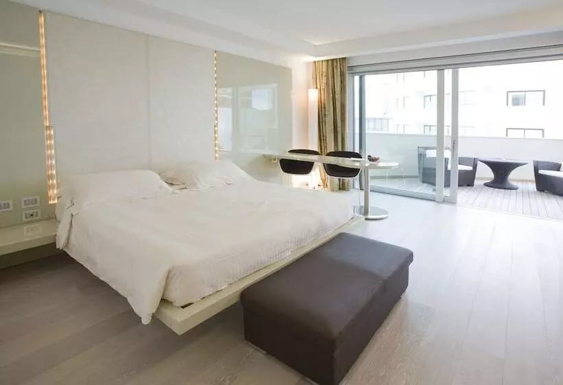 اتاق راحتی سه تخته, Premier & Suites Premier Resort