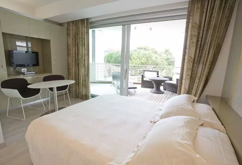 اتاق راحتی سه تخته, Premier & Suites Premier Resort