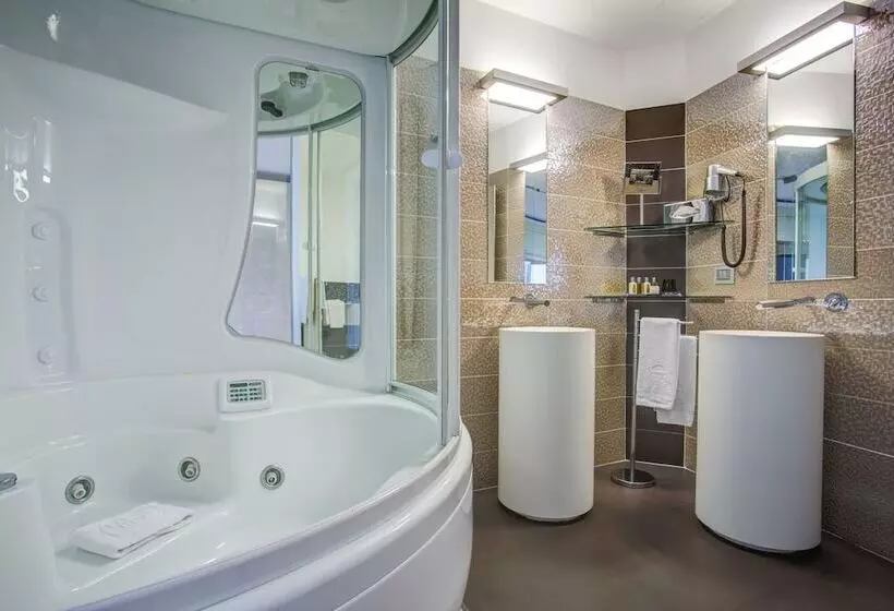 اتاق اجرایی سه نفره, Premier & Suites Premier Resort