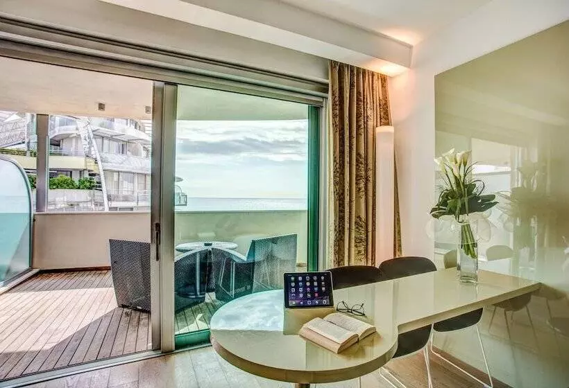 اتاق اجرایی سه نفره, Premier & Suites Premier Resort