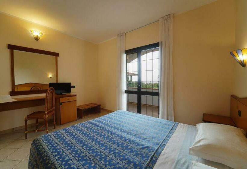 غرفة كومفورت ثلاثية, Villaggio Torre Ruffa Robinson