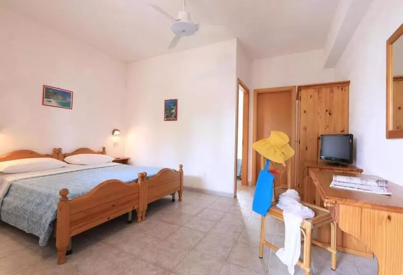 Economy Quadruple Room, Villaggio Torre Ruffa Robinson