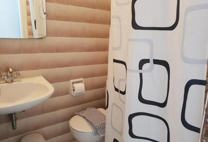 חדר סטנדרט, Captains Rock