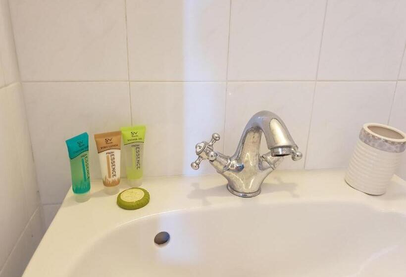 חדר סופריור, Captains Rock