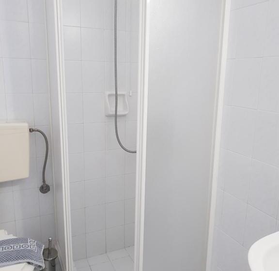 חדר סופריור, Captains Rock