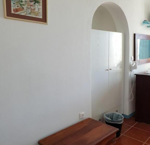 חדר סופריור לשלושה, Captains Rock