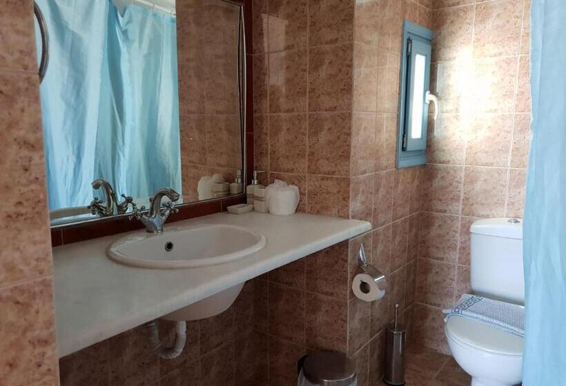 חדר סופריור לשלושה, Captains Rock