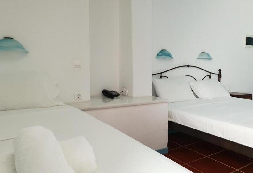 חדר סופריור לשלושה, Captains Rock