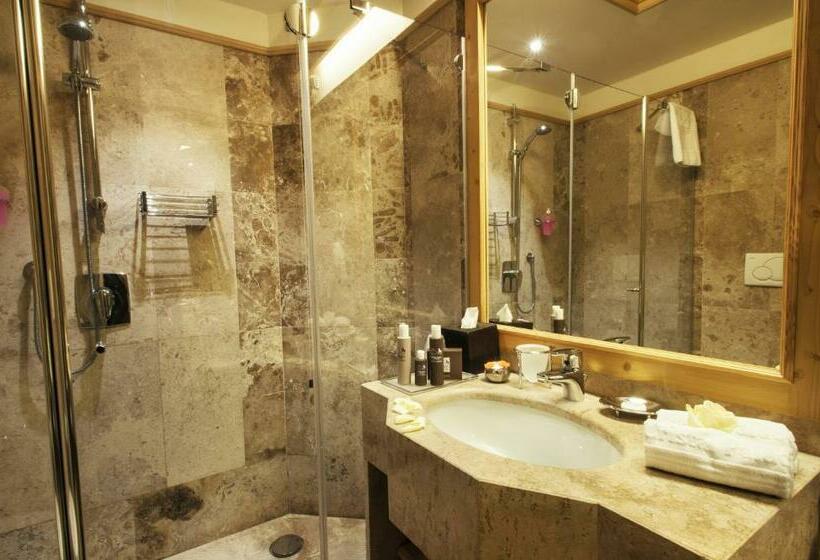 חדר קלאסי לשלושה, Cristal Palace