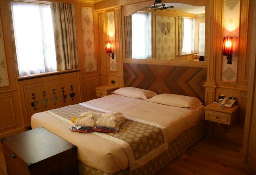 חדר קלאסי לשלושה, Cristal Palace