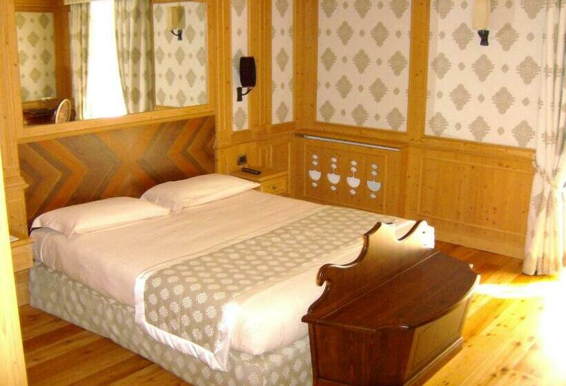 חדר קלאסי לשלושה, Cristal Palace