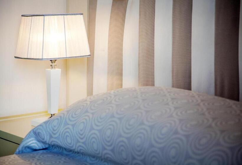 חדר קלאסי לשלושה, Doge