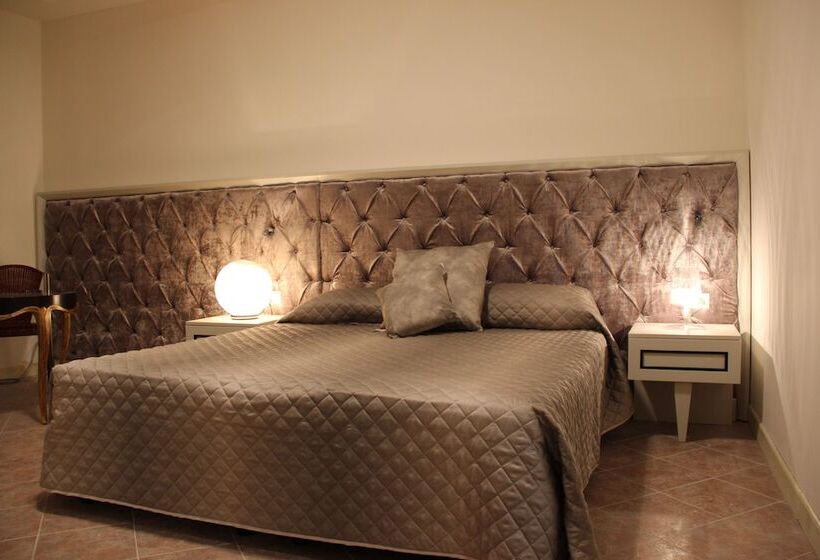 חדר קלאסי לשלושה, Doge