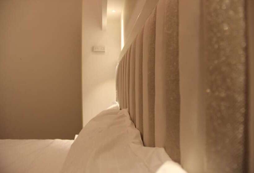 חדר סטנדרט לשלושה, Doge