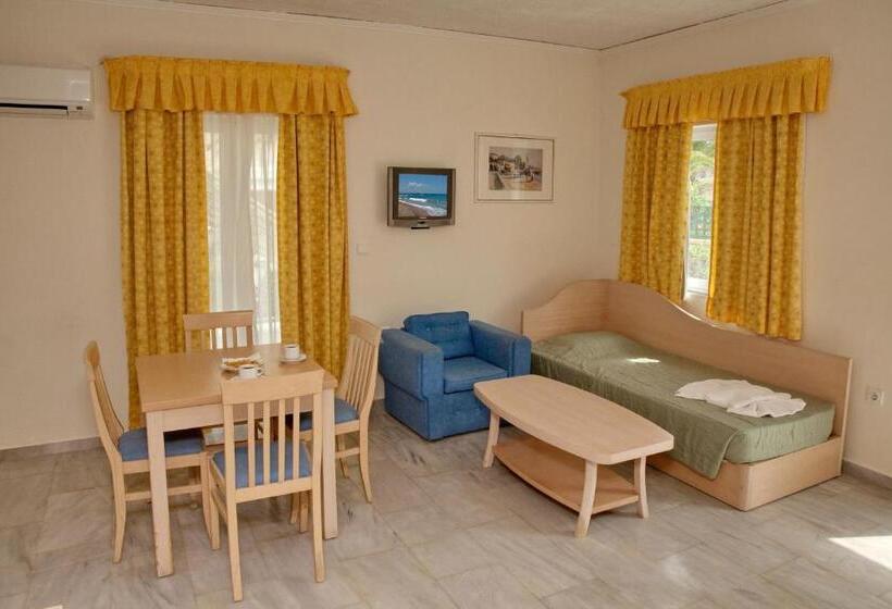 غرفة عائلية, Jo An Beach