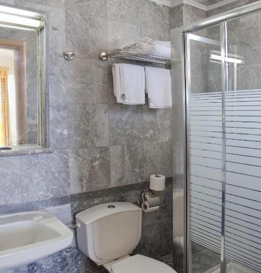 غرفة عائلية, Jo An Beach