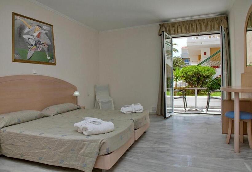 غرفة عائلية, Jo An Beach