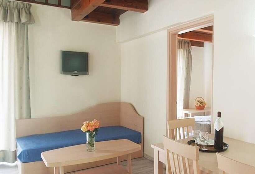 غرفة قياسية, Jo An Beach