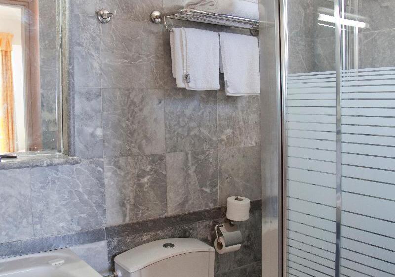 חדר משפחתי, Jo An Beach